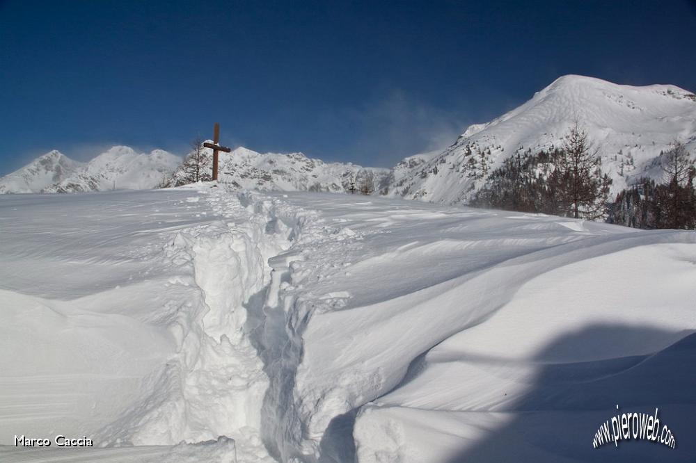 05_Solco nella neve per lraggiungere la croce.jpg - 05_Solco nella neve per raggiungere la croce